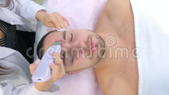 美容师为临床上的年轻人做了超声波洗脸手术视频的预览图