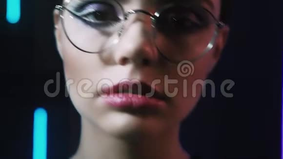 时尚模特肖像女孩眼镜霓虹灯视频的预览图