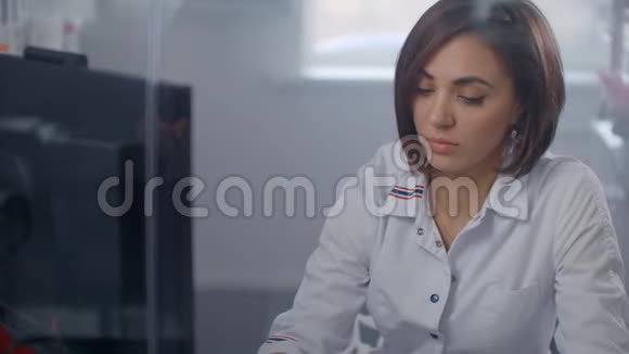 女医生在办公桌上电脑工作医生在研究处方药视频的预览图