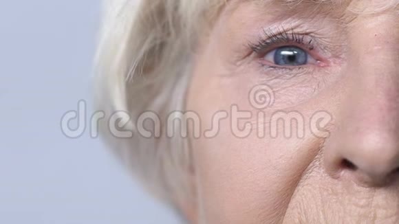 老年妇女看镜头眼睛有问题视力模糊白内障视频的预览图