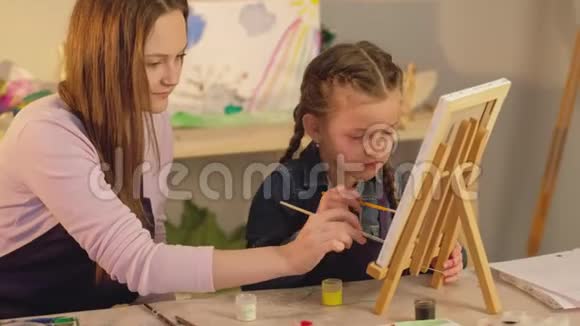 年轻艺术家母女一起画画视频的预览图