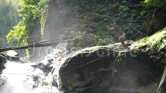 无畏的人在一个极端的暑假跳在高高的瀑布里视频的预览图