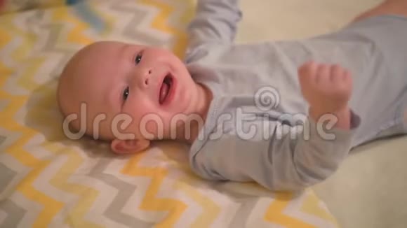 新生儿躺在婴儿床上微笑视频的预览图