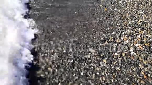 波涛汹涌的石海滩视频的预览图