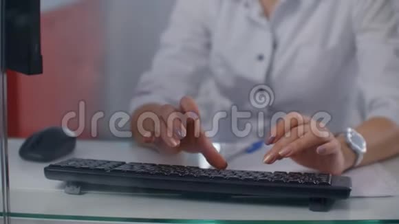 女人的医生手在笔记本电脑键盘上打字视频的预览图