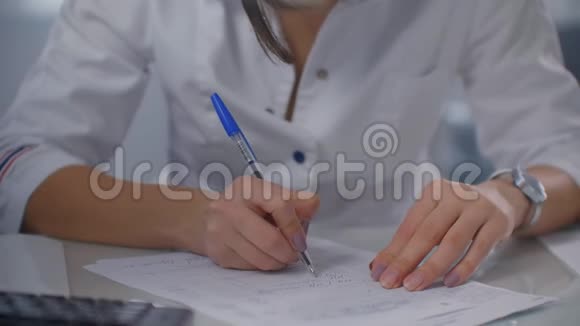 女医生正在填写一些文件写在纸上的人的特写填写手柄是什么视频的预览图