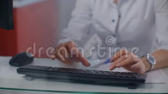 女医生手按键盘打字视频的预览图