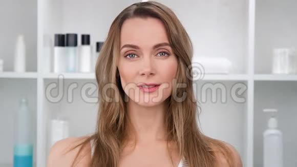 美丽的早晨年轻女子在浴室微笑的肖像4k龙红相机视频的预览图