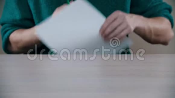 一个人正在用钢笔敲桌子视频的预览图