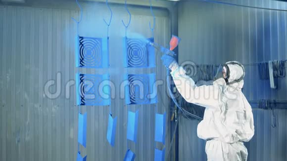 蓝色油漆被一名女工喷到金属板上涂装厂工业涂装工艺视频的预览图