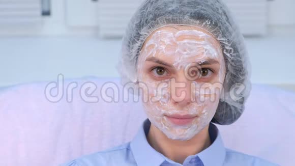 女性在面部皮肤上使用麻醉霜然后进行生物消毒以达到麻木视频的预览图