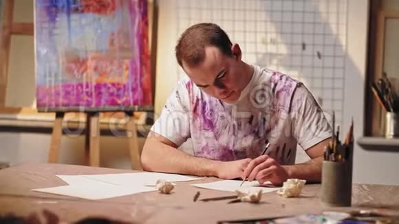 创意街区男性左撇子艺术家素描视频的预览图