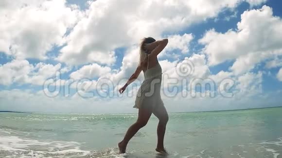 美丽的女人快乐地在海边奔跑视频的预览图