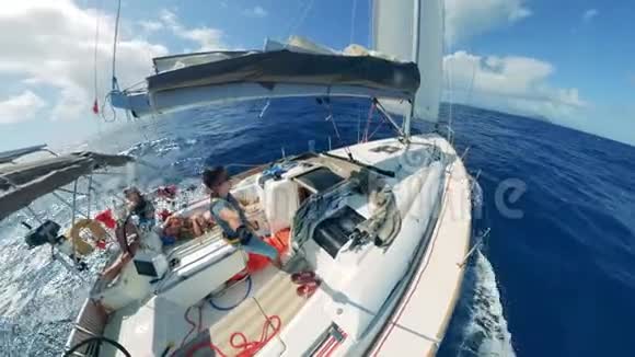 一个坐在自动驾驶游艇上的人正在远程拍摄自己暑假海上度假视频的预览图