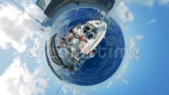 一名男子正在驾驶一艘360度全景帆船视频的预览图