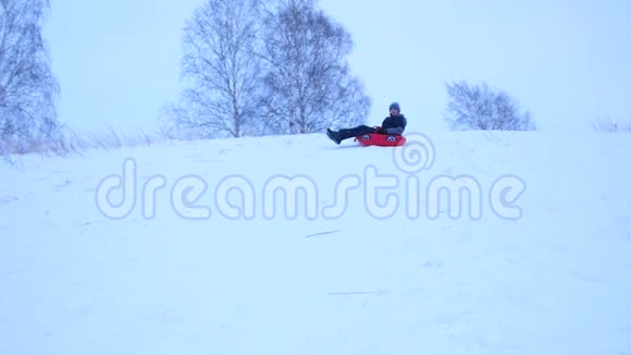 骑着雪山的家伙慢动作雪的冬季景观户外运动视频的预览图
