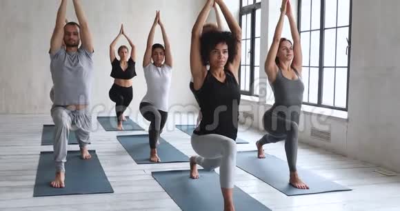 参加瑜伽课程的各种运动人士参加维拉布哈德拉萨纳视频的预览图