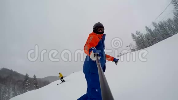 滑雪板从山上下来背景是滑雪板视频的预览图