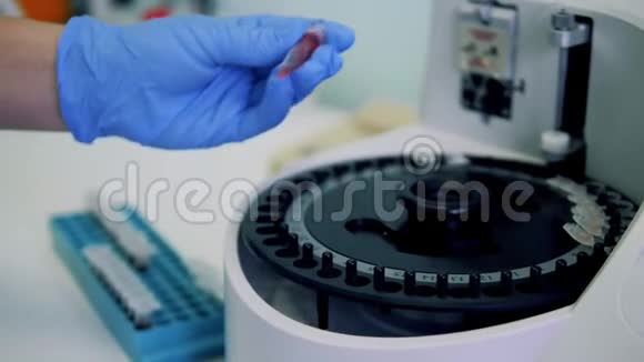 柯维德19冠状病毒冠状病毒截流正在摇动试验样品并插入离心机视频的预览图