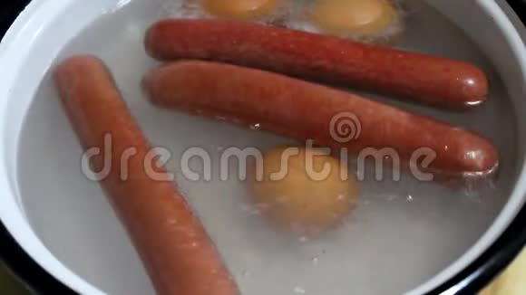 热狗是用鸡蛋煮的视频的预览图