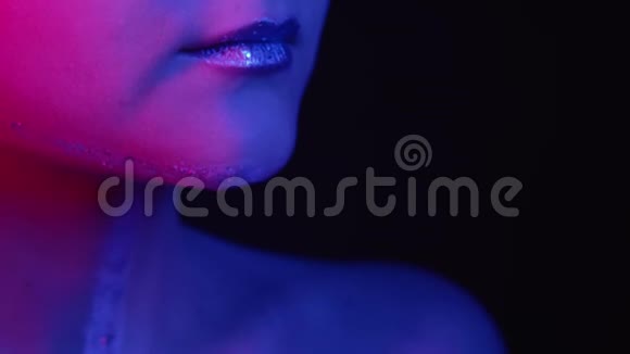 闪亮的化妆女人闪亮的金属嘴唇霓虹灯视频的预览图