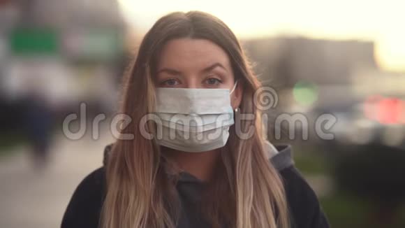 城市背景上戴着医疗面具的女孩冠状病毒预防病毒性疾病视频的预览图