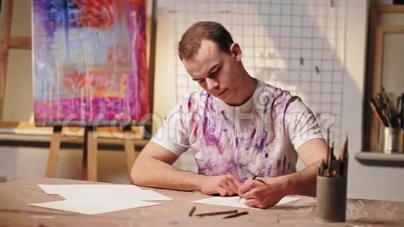 绘画爱好男性左撇子艺术家素描视频的预览图