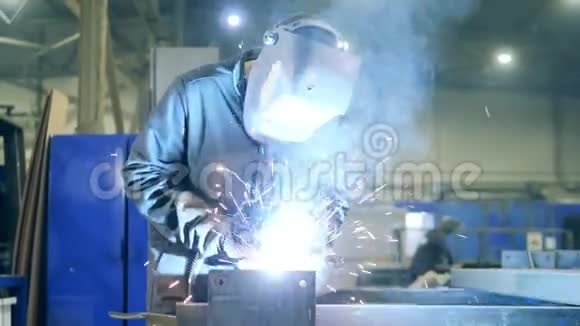 在工厂设施工作的专业焊工在工厂工作时安全穿戴的焊接技师视频的预览图