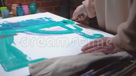 艺术疗法女画家创作线条画布视频的预览图