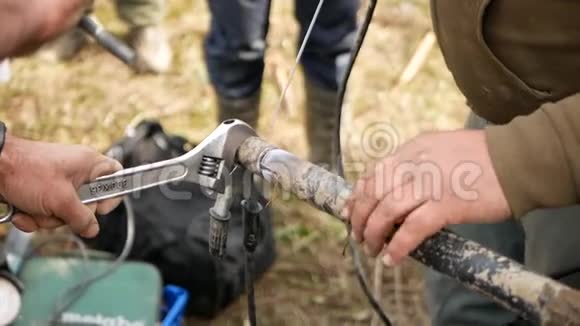 男人用电极焊接管道视频的预览图