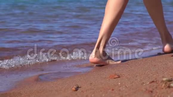 女人在海边脚视频的预览图