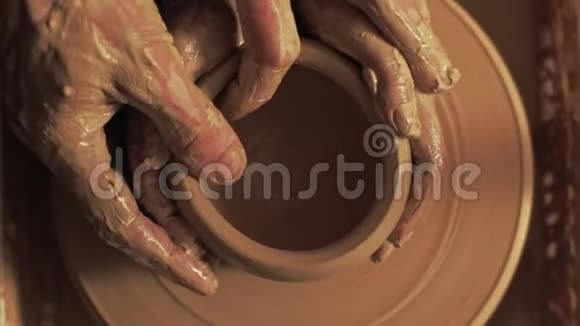 陶艺班男艺人教形泥碗视频的预览图