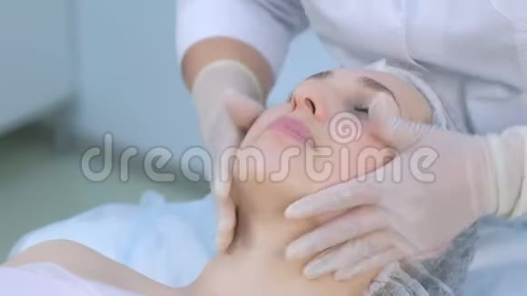 美容师正在美容诊所为女性面部按摩视频的预览图