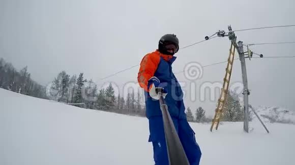 滑雪者做了一个手指的手势开始从山上下来视频的预览图