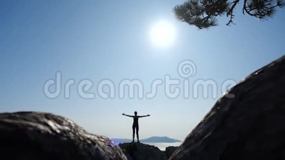 在乌克兰克里米亚卡拉乌尔奥巴山顶上的一名年轻女孩的石头间射击女运动员视频的预览图
