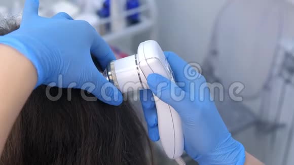 旋毛医生在临床上使用旋毛镜检查女性病人的毛发视频的预览图