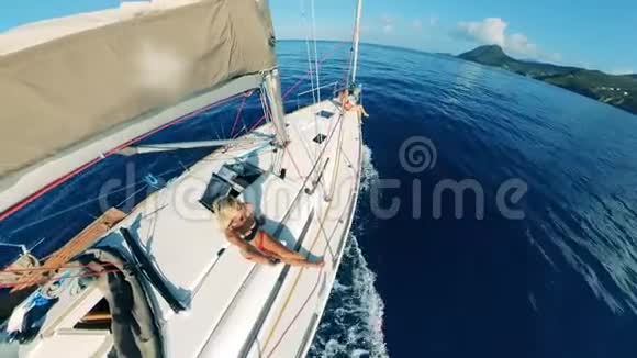 一位女士在帆船上拍自己的照片时很滑稽暑假海上度假视频的预览图