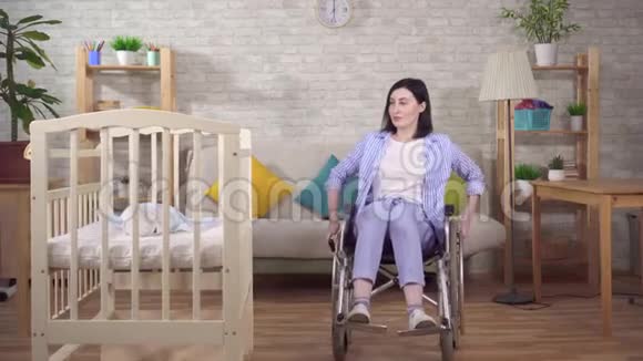 年轻女子母亲在托儿所轮椅上残疾视频的预览图