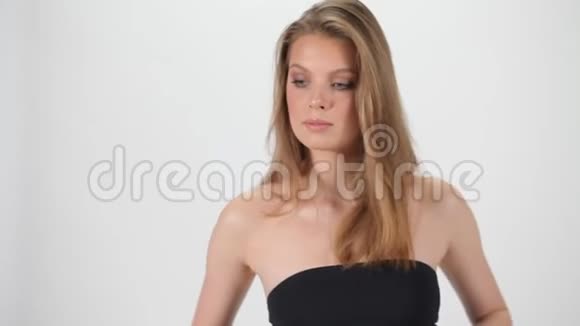 在白色背景下摆姿势的美丽模特在镜头前摆姿势的女孩年轻女子侧面肖像女性p视频的预览图