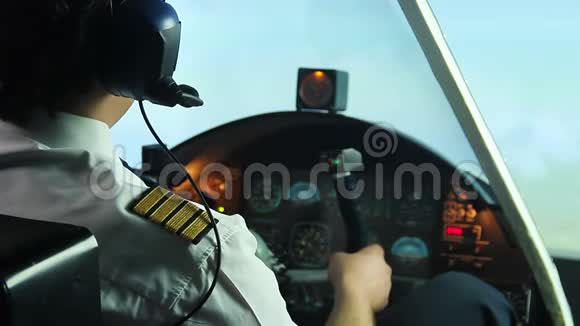 驾驶舱和驾驶飞机上喝酒的疯狂飞行员危险的疯子视频的预览图