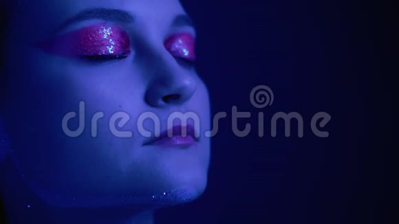 时尚闪亮的妆容温柔的女人蓝色的眼睛视频的预览图
