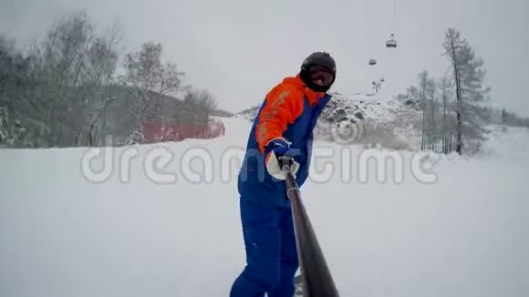 一个滑雪者从山上下来在电梯下面的滑雪道上视频的预览图