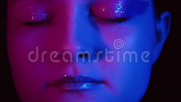 霓虹灯肖像放松的女人闭上眼睛视频的预览图