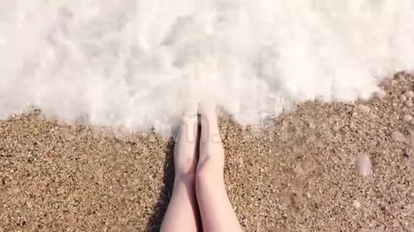 在海浪中的女性腿视频的预览图