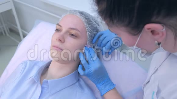 美容师在女性面部皮肤上进行多次注射生物数字化视频的预览图