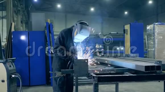 在工厂设施工作的专业焊工工厂车间有男技术员在里面焊接视频的预览图