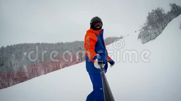 一个滑雪者从山上沿着栅栏的滑雪道上下来视频的预览图