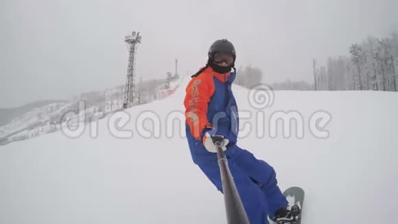 一个滑雪者在下雪时从山上下来视频的预览图