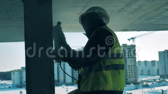 男建筑工人正在打磨混凝土墙视频的预览图