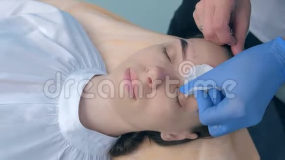 美容师正在美容诊所用女性眉毛擦拭棕色指甲花视频的预览图
